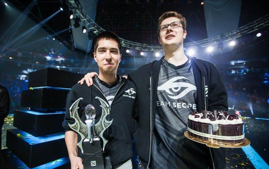 神降临！ Zeus 奥拉夫再次横扫街道，SMK克烈无用， Hanwha Life Esports 晋级决赛