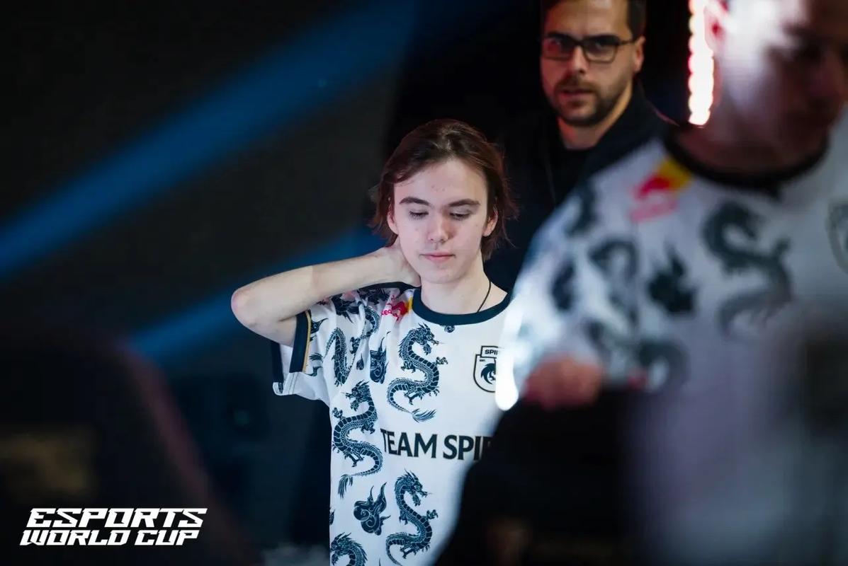 在今日对战RNG的第一局比赛中，在大龙团战敌方先手发难寒冰射出大招击中Beichuan