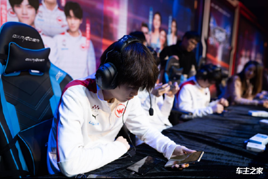 前LPL英文流解说Kitty晒照：猜猜我在哪！